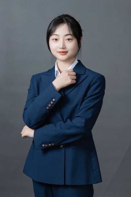 张燕妮律师身着律师袍的工作照